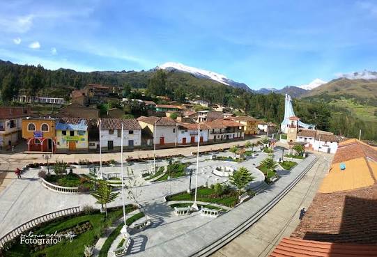 Vista de la plaza y el pueblo de Yanama