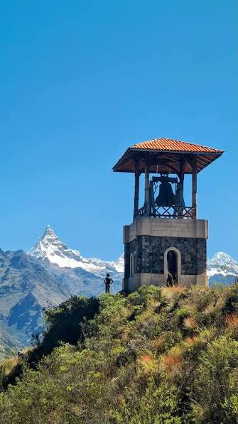 Campanario de Yanama frente a las montañas